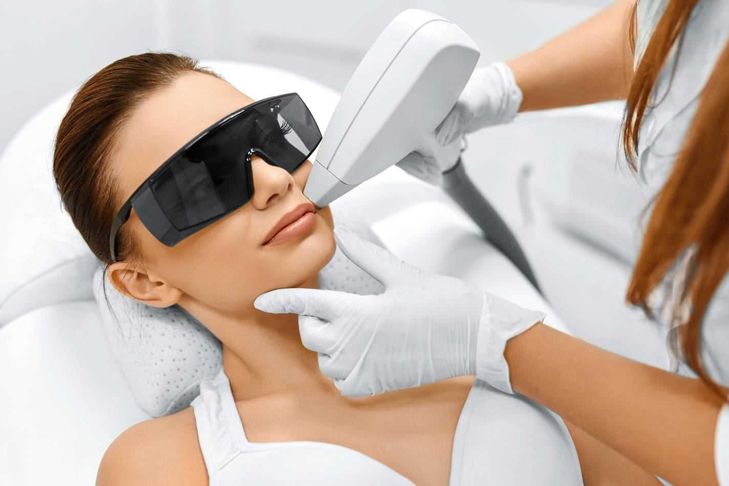 You are currently viewing Key differences between laser hair removal and photoepilation